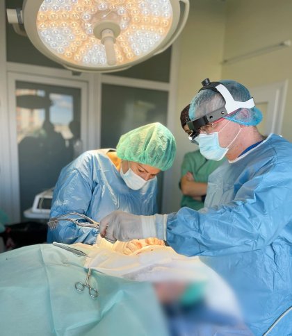 У Львові вперше дорослому пацієнтові вживили слуховий апарат у кістку