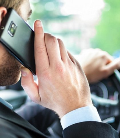 Тисячу водіїв, які розмовляли по телефону за кермом, оштрафувала поліція Львівщини за три місяці