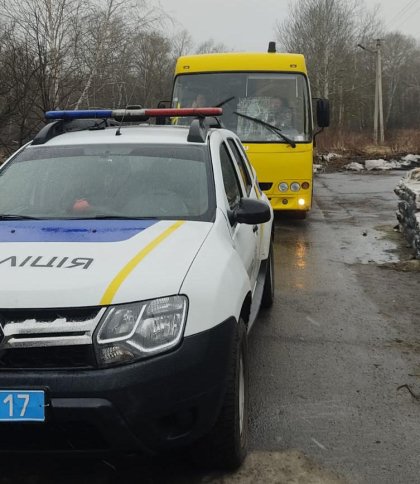 Поліцейські зі Львівщини повернули дітям викрадений окупантами на Харківщині шкільний автобус