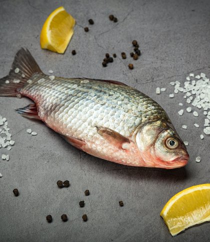 риба у солі з лимоном