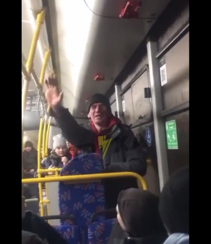 У львівському автобусі п’яниця підтягувався на поручнях, а підлітки співали «Сєдую ночь» (відео)