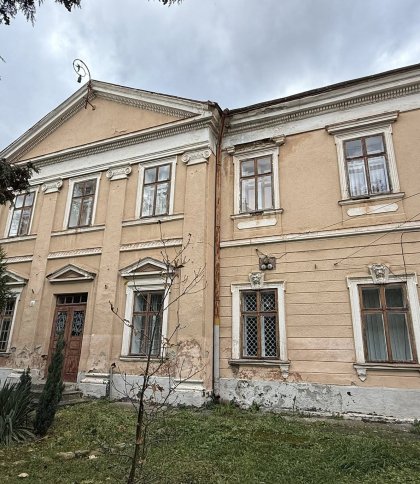 У будівлі Стрийської початкової школи відновлюють історичну вежу