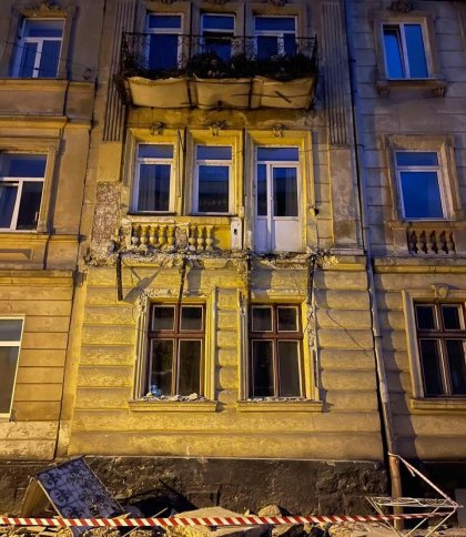 У Львові вночі в будинку обвалився балкон: на місці працюють фахівці (фото)