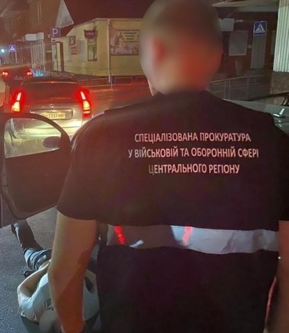 На Вінниччині затримали прикордонника, який вимагав 10 тисяч доларів за незаконний виїзд з України