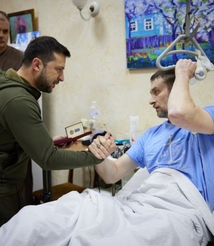 Зеленський провідав у лікарні поранених захисників