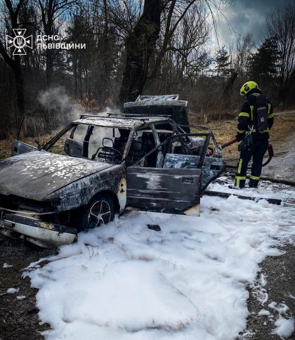 На Львівщині посеред дороги вщент згорів автомобіль Mazda