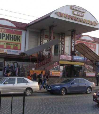 Продавчиня не захотіла обслуговувати російськомовну клієнтку: у Львові на ринку стався скандал (відео)