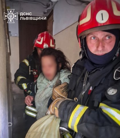У Львові зі вщент згорілої квартири врятували 56-річну жінку