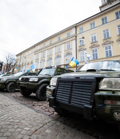 Львівщина отримала 30 позашляховиків, їх повезуть на передову