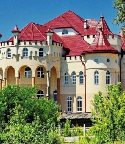 Як живуть у найбагатшому селі України, де кожен дім, як палац (фото)