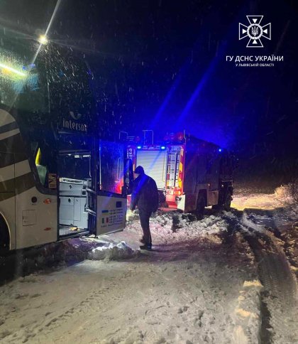 На Яворівщині рятувальники звільнили автобус з дітьми, який застряг у снігу