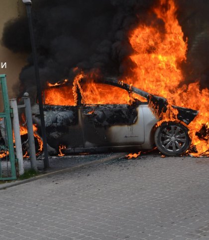 Вигоріли вщент: на Львівщині вогонь знищив два автомобілі