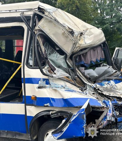 ДТП під Львовом: вантажівка та маршрутка зіштовхнулися, 12 постраждалих