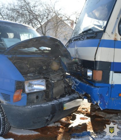 У Яворові зіткнулися маршрутка та мікроавтобус — травмувався один із водіїв