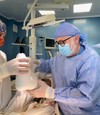 Львівські лікарі врятували ногу чоловіка, пересадивши йому частину його власного стегна