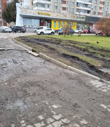 Зруйноване дорожнє покриття. Фото: «Гаряча лінія міста Львова»