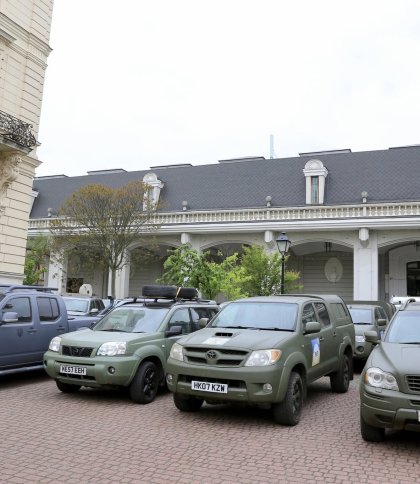 Іноземні волонтери доставили на Львівщину ще 46 пікапів для українських військових