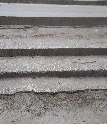 У Львові на Любінській просять відреставрувати сходи у підземний перехід (фото)