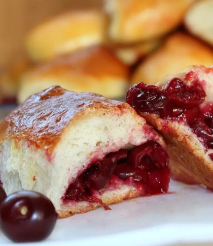 Пиріжки з вишнею