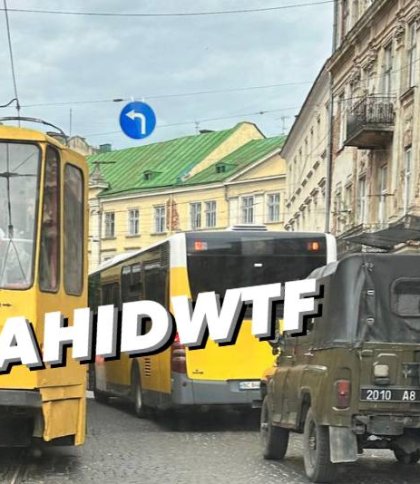 У Львові на Митній сталась ДТП: автобус врізався у трамвай