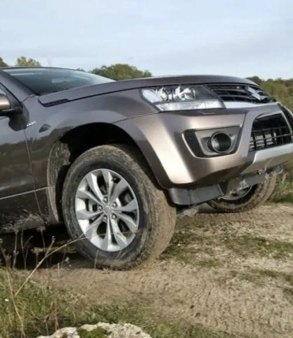 На Львівщині автомобіль покотився схилом і на смерть переїхав чоловіка