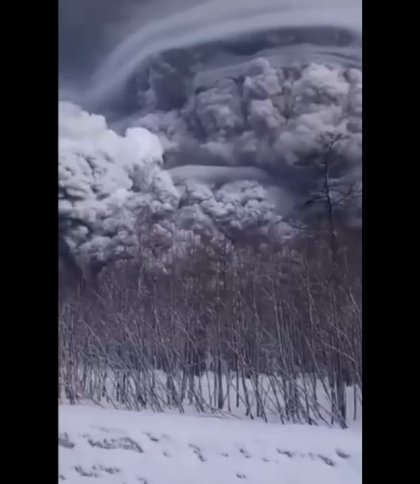 Сонця нема, небо на десятки км вкрилось чорними хмарами: на російській Камчатці сталось виверження вулкану