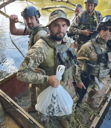 Бійці львівської бригади ТрО передали мешканцям звільненого села Озерне пакунки із їжею