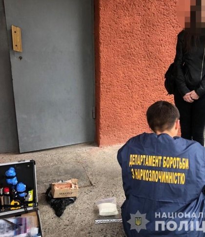 Поліцейські затримали 22-річну львів'янку, яка продавала наркотики в різні регіони України