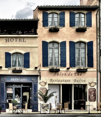 Елітні готелі маніпулюють відгуками, конкуруючи з Airbnb: як це відбувається