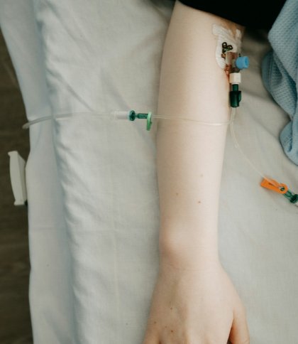 14-річна дівчинка на Львівщині потрапила до лікарні після того, як мати на авто врізалася у дерево