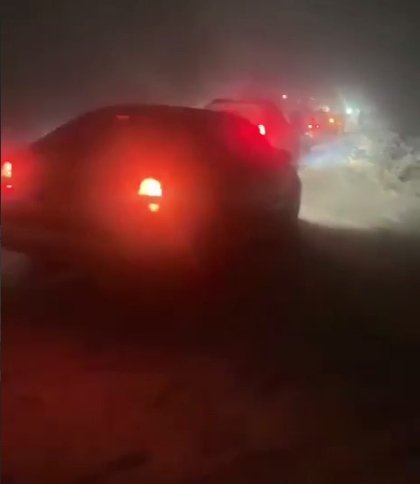 Десятки машин застрягли на перевалі біля Східниці через потужний снігопад