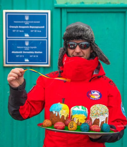 Українські полярники в Антарктиді малювали наукові писанки