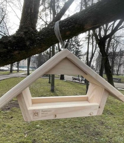 У львівських парках та скверах встановлюють нові годівнички для птахів