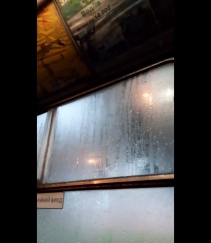 “Ллє на вулиці і в салоні”: пасажирка показала катастрофу в тролейбусі у Львові (відео)