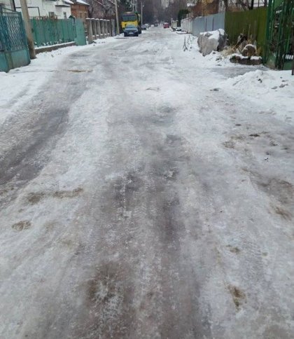 Йшла на роботу, впала, зламала ногу: мешканці Львова скаржаться на необроблені піскосумішшю доріжки