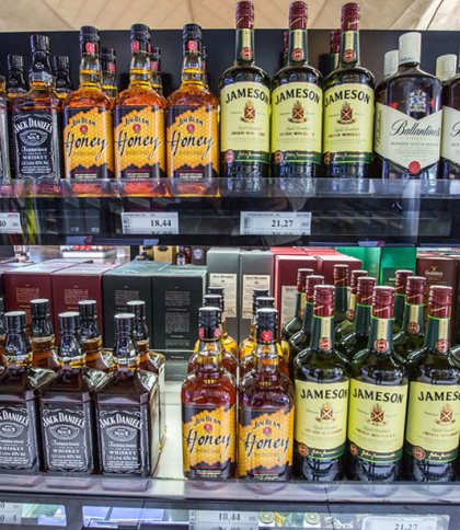 В Україні заборонили продаж алкоголю та цигарок у дюті-фрі: що відомо