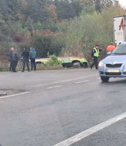 На Львівщині маршрутка з’їхала в кювет та перекинулася