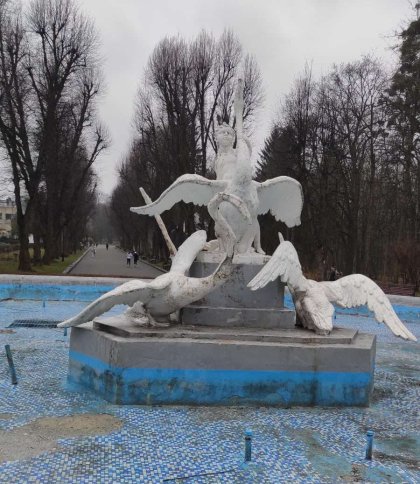 У Стрийському парку виготовлять нові скульптури лебедів для фонтану (фото)