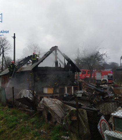 На Львівщині горіла господарська будівля: пожежники врятували кролів