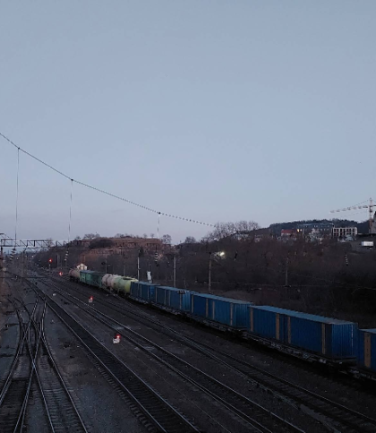 У Львові під мостом на залізничних рейках знайшли мертву жінку без одягу