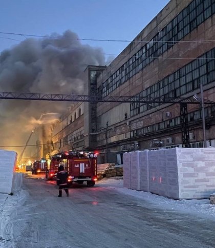 Довелося залучити пожежний потяг: у російському Барнаулі горить завод з виробництва шин (фото та відео)