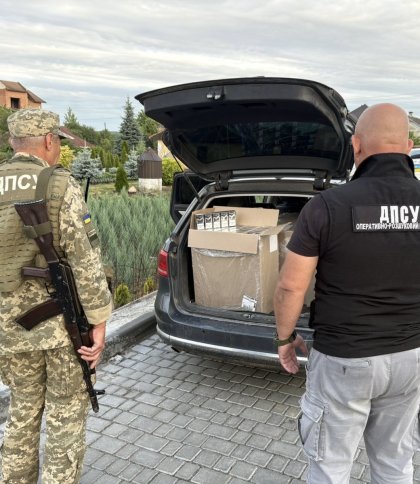На Львівщині прикордонники зупинили авто з повним багажником сигарет без акцизу