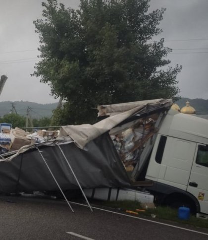 На Львівщині зіштовхнулися дві вантажівки: одного водія витягували із затиснутої кабіни