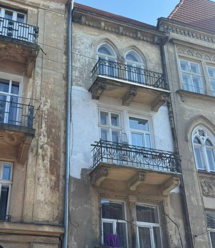 У Львові жінка пофарбувала фасад у білий колір — змусили відновити