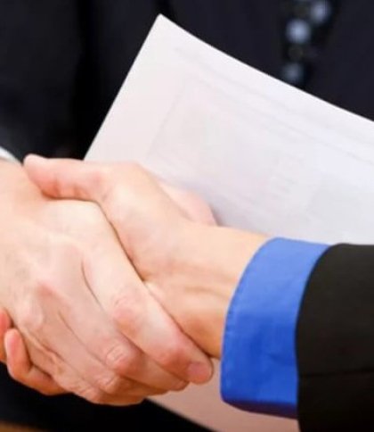 На Львівщині податківця звільнили від кримінальної відповідальності за хабар і службове підроблення