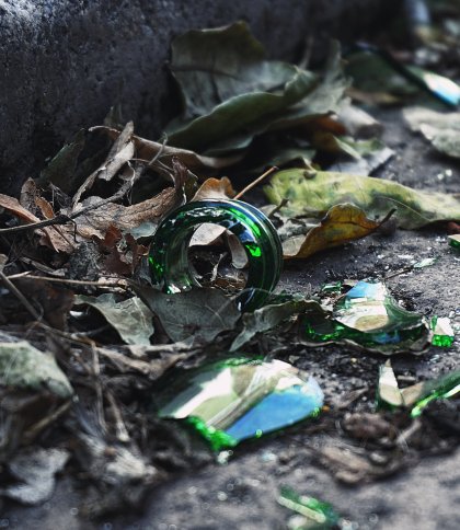 За кіосками — купи сміття: жителі Рясного скаржаться на стихійні сміттєзвалища