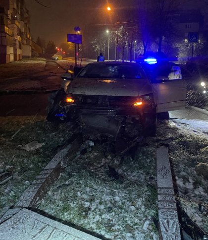 Пʼяна водійка Volkswagen знесла дорожній знак та рекламний стенд у Львові