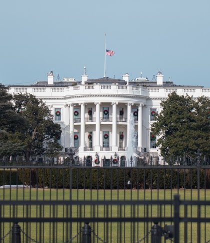 Над будівлею Білого дому розвівається прапор