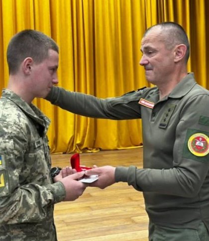 Сину загиблої захисниці вручили кулон-оберіг “Батьківське серце”