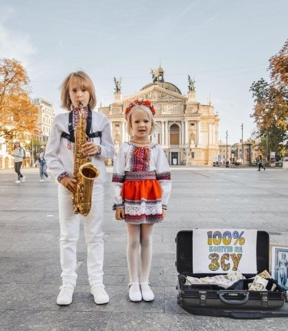 Співала українські пісні у центрі Львова: п‘ятирічна дівчинка встановила рекорд як наймолодша волонтерка